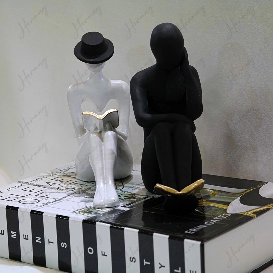 مجسمه زن و مرد کتابخوان