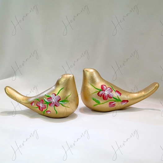 مجسمه مرغ آمین سفالی رنگ آمیزی شده طلایی طرح گل