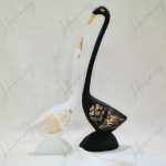 مجسمه قو مشکی سفید طلایی